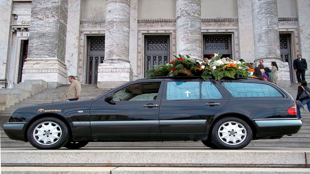 Cómo-comportarse-y-cómo-vestirse-para-un-funeral-1920