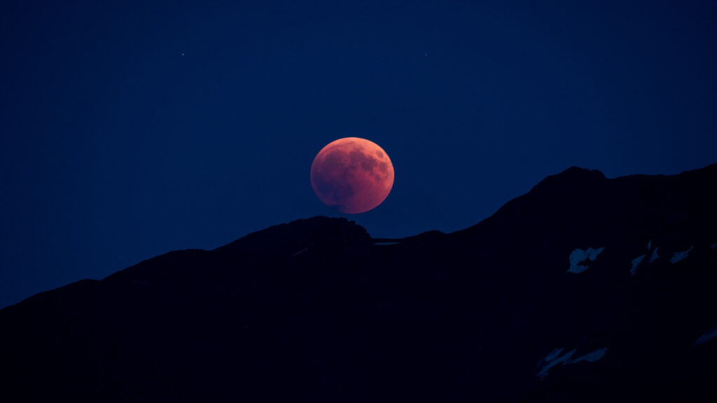 La Luna de Sangre y las advertencias del fin del mundo1920