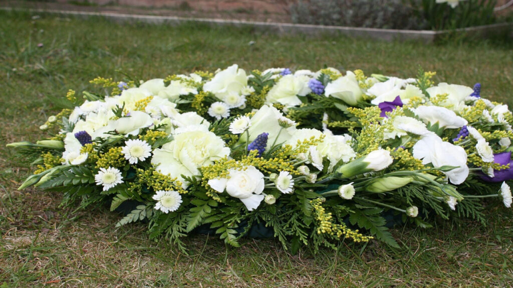 en-casi-todos-las-culturas-se-honra-a-los-muertos-con-ofrendas-de-flores-1920