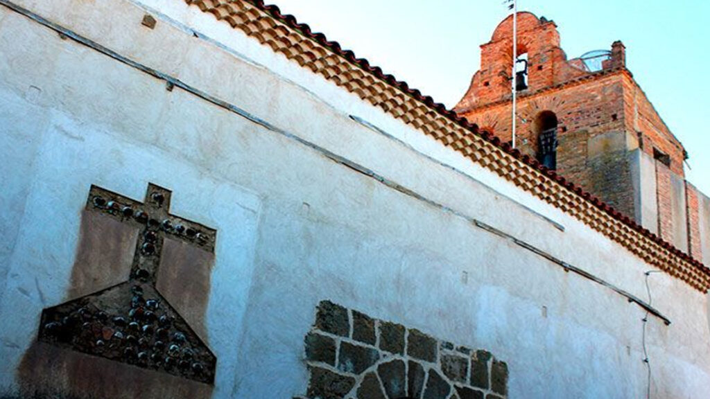 la-misteriosa-cruz-con-craneos-de-ninhos-de-la-iglesia-de-los-urones-de-castroponce-1920