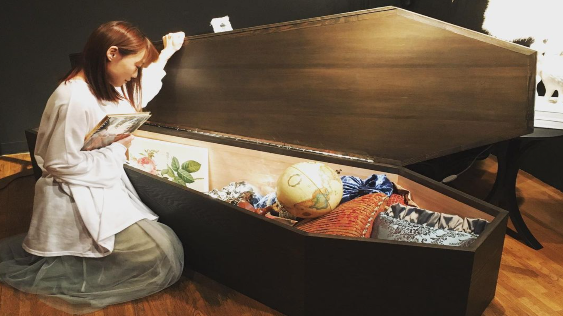 una-empresa-japonesa-se-hace-de-oro-fabricando-ataudes-multiusos-y-personalizados-por-3000-euros-1920